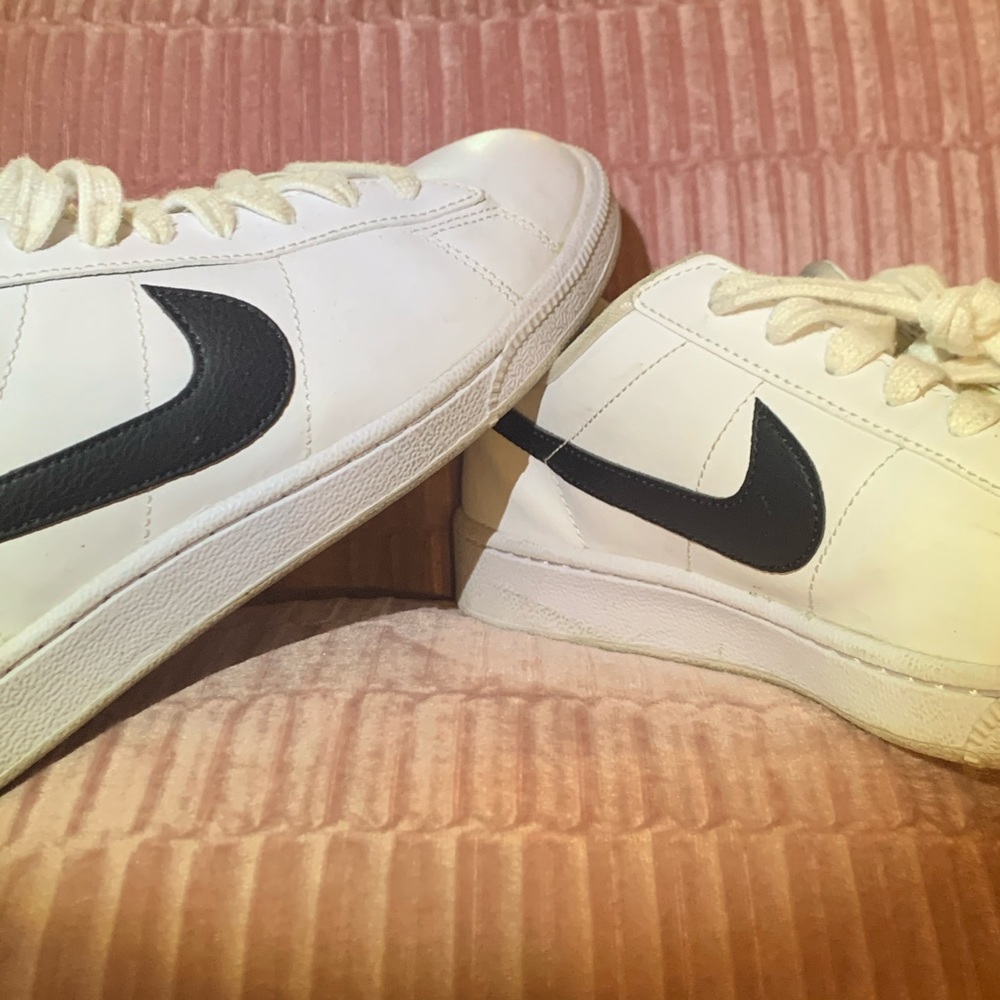 NIKE - Picture 2 of 5